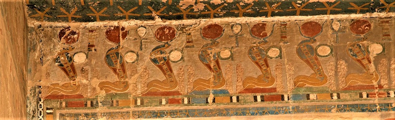 Tempel Hatshepsut rand tegen plafond van uraeus met zonneschijf